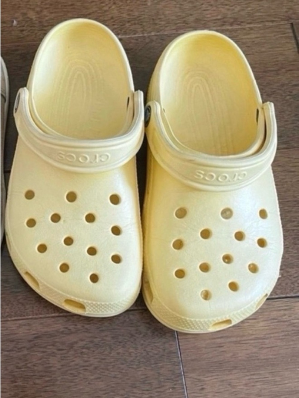 CROCS Classic Clog in Pale Yellow